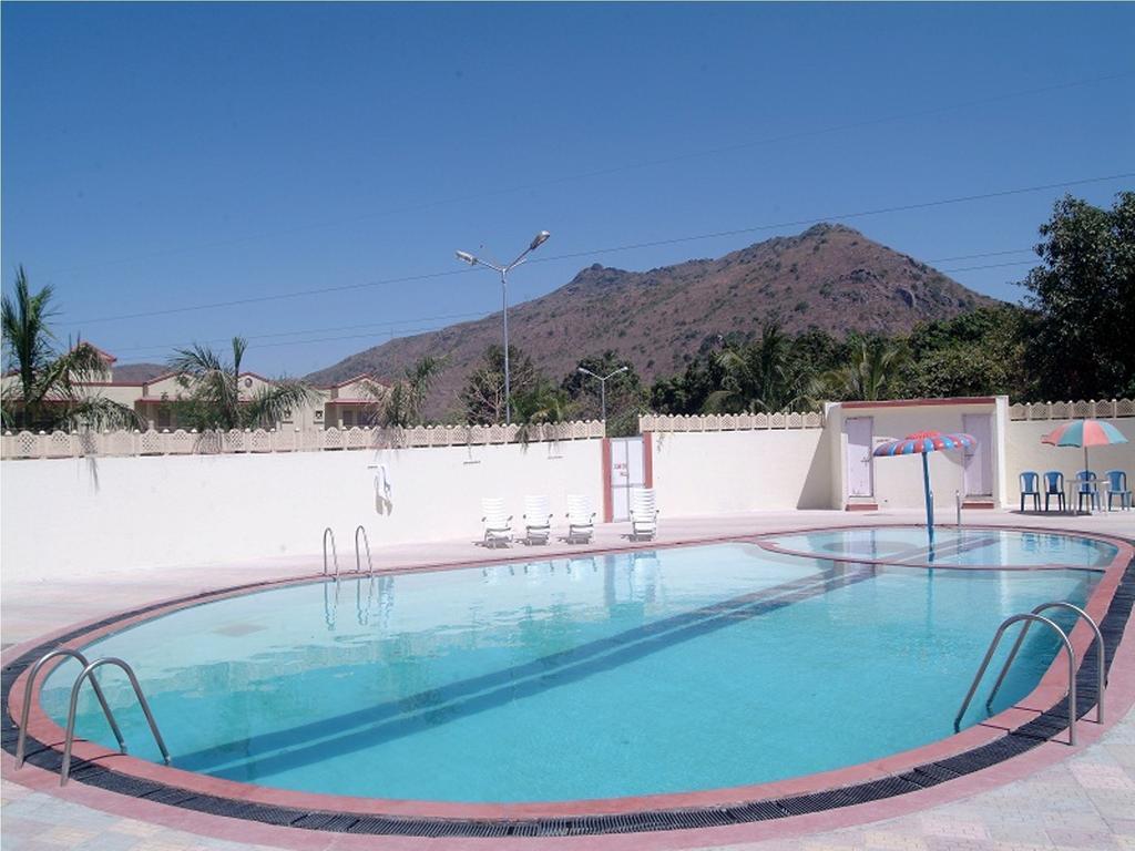 Leo Resorts Junagadh Ngoại thất bức ảnh