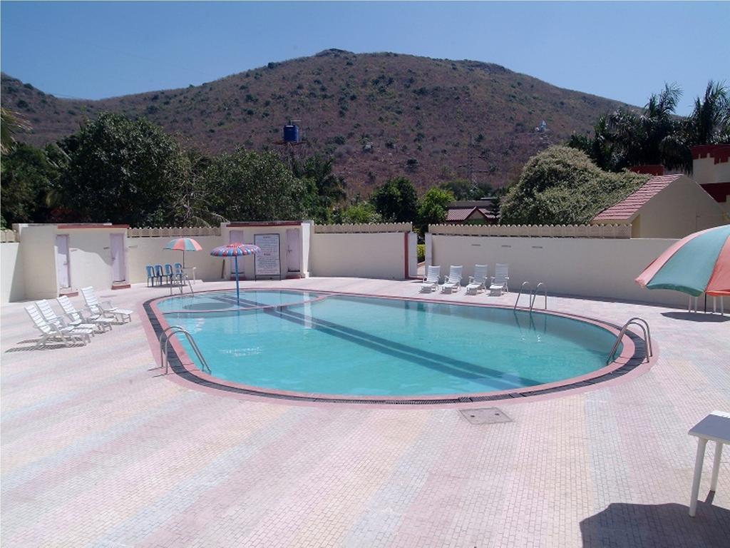 Leo Resorts Junagadh Ngoại thất bức ảnh