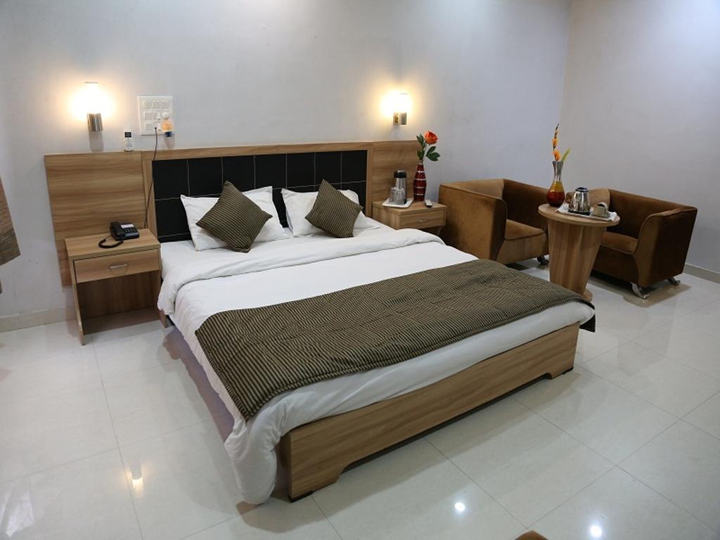 Leo Resorts Junagadh Phòng bức ảnh